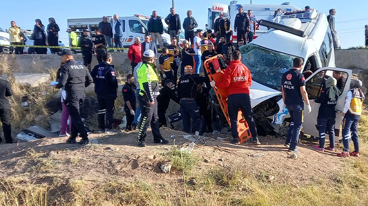 İşçi servisi ile kamyonet çarpıştı: 2 ölü, 15 yaralı