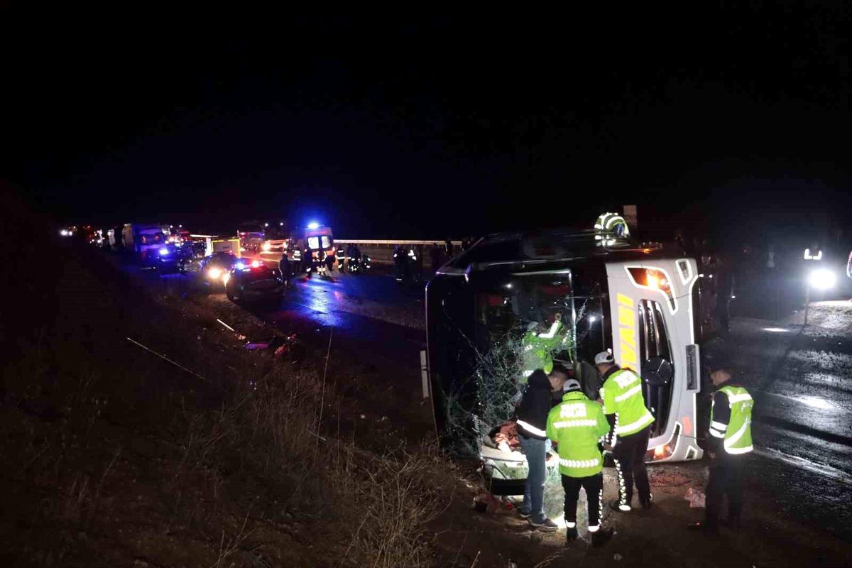 Kayseri'de yolcu otobüsü devrildi: 8'i ağır, 38 yaralı