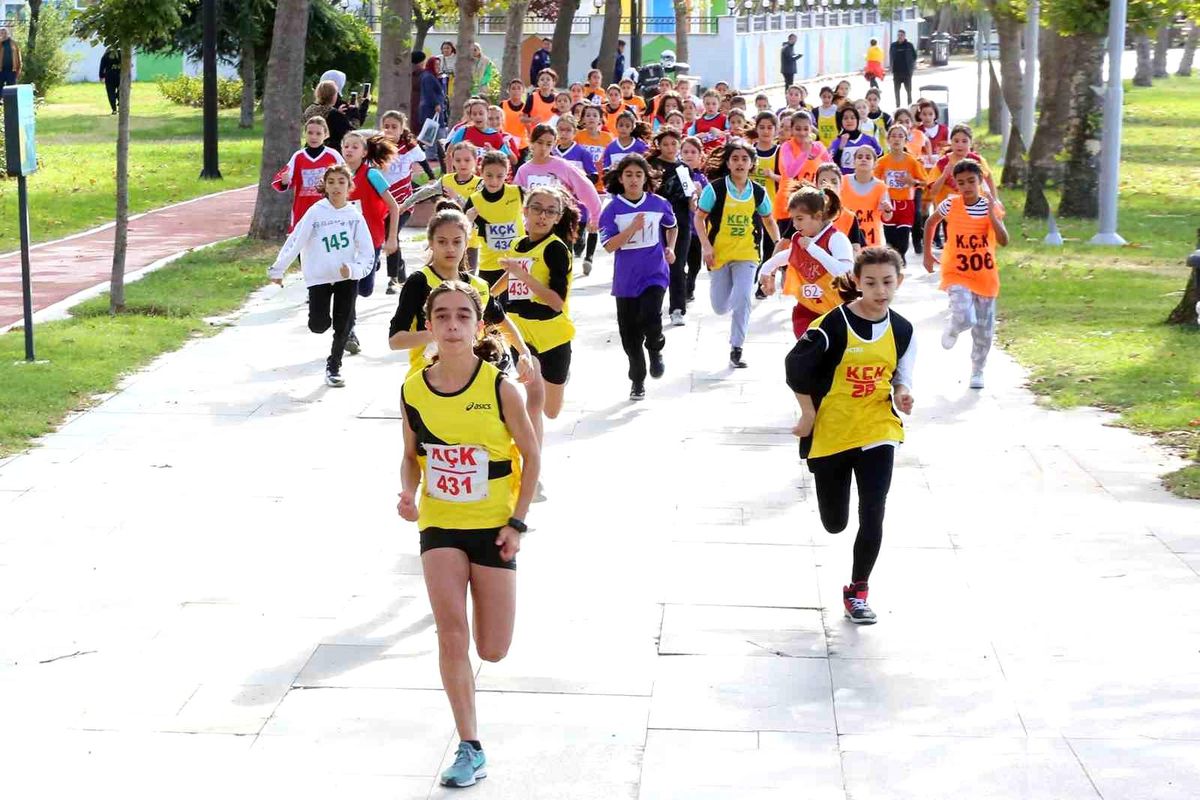 Küçükçekmece'de 29 Ekim Cumhuriyet Bayramı 100. Yıl Koşusu düzenlendi