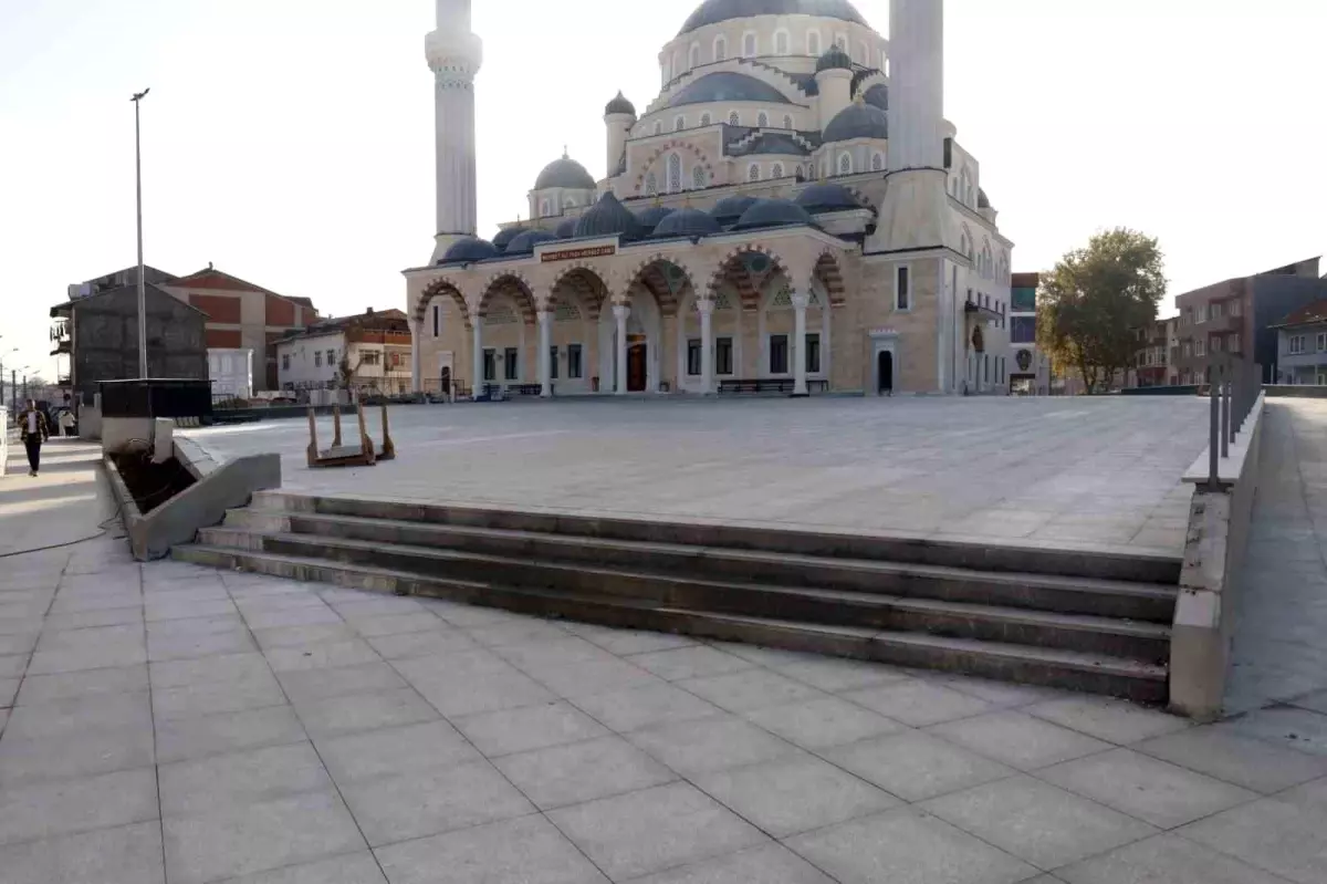 Kocaeli Büyükşehir Belediyesi Yeni Mehmet Ali Paşa Camisi'ne modern meydan ve kapalı otopark inşa ediyor
