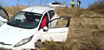 Manisa'da mıcır nedeniyle otomobil şarampole devrildi, 2 kişi yaralandı