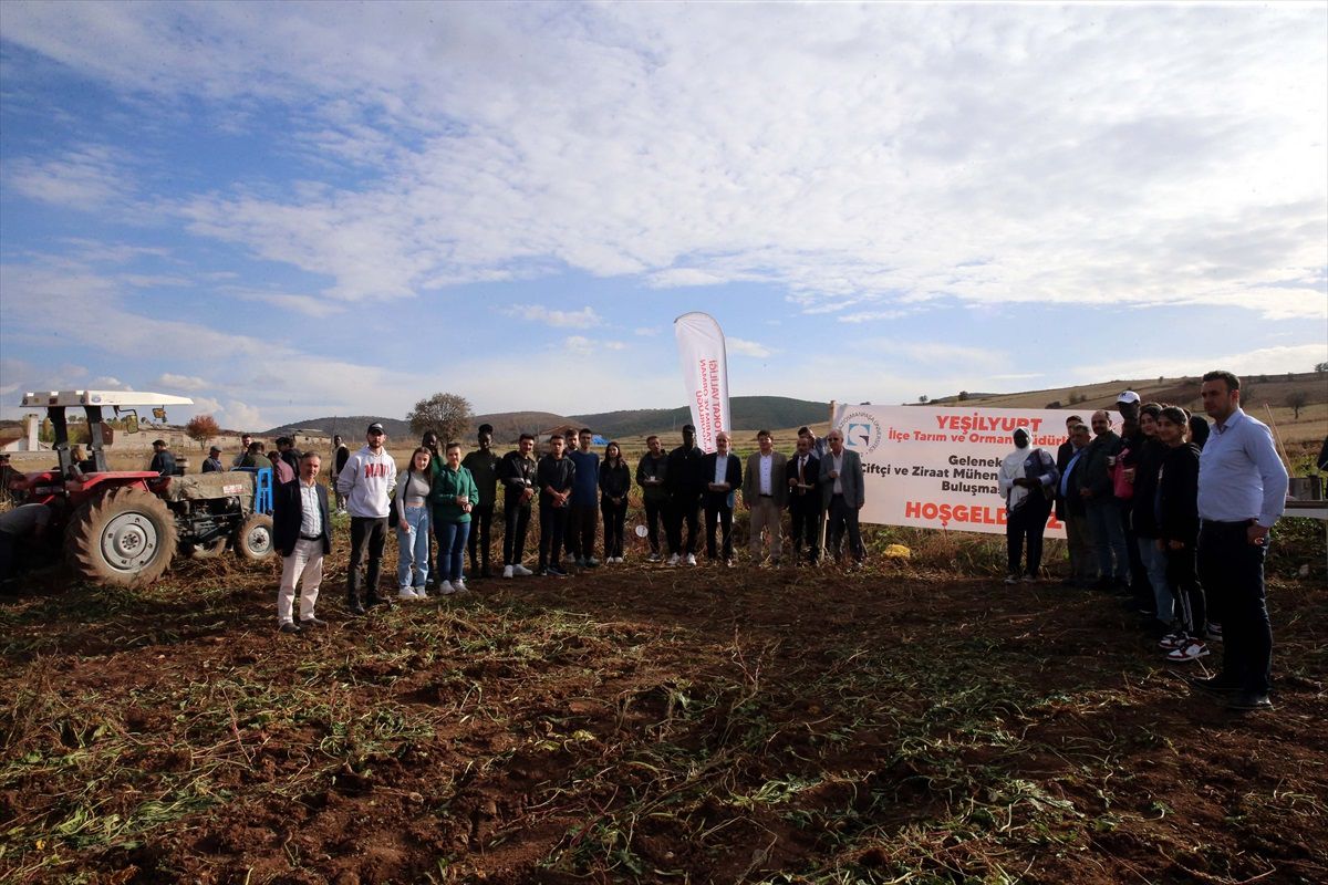 TOGÜ Öğrencileri Yeşilyurt'ta Pancar Hasadına Katıldı