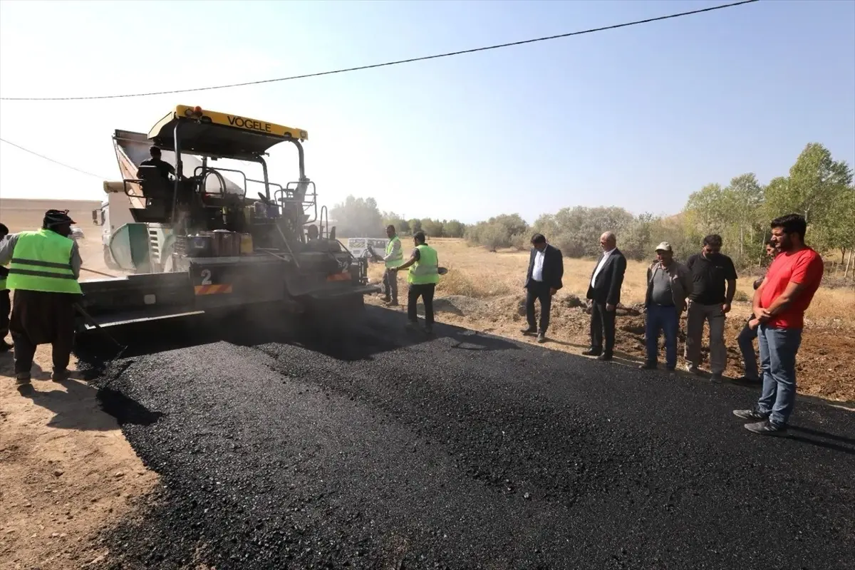 Tuşba Belediyesi Cadde ve Sokaklarda Döşeme Çalışmalarına Devam Ediyor
