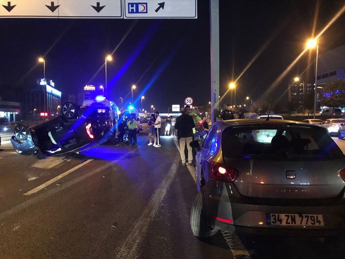Zeytinburnu'nda Emniyet Şeridindeki Araça Çarpma Kazası