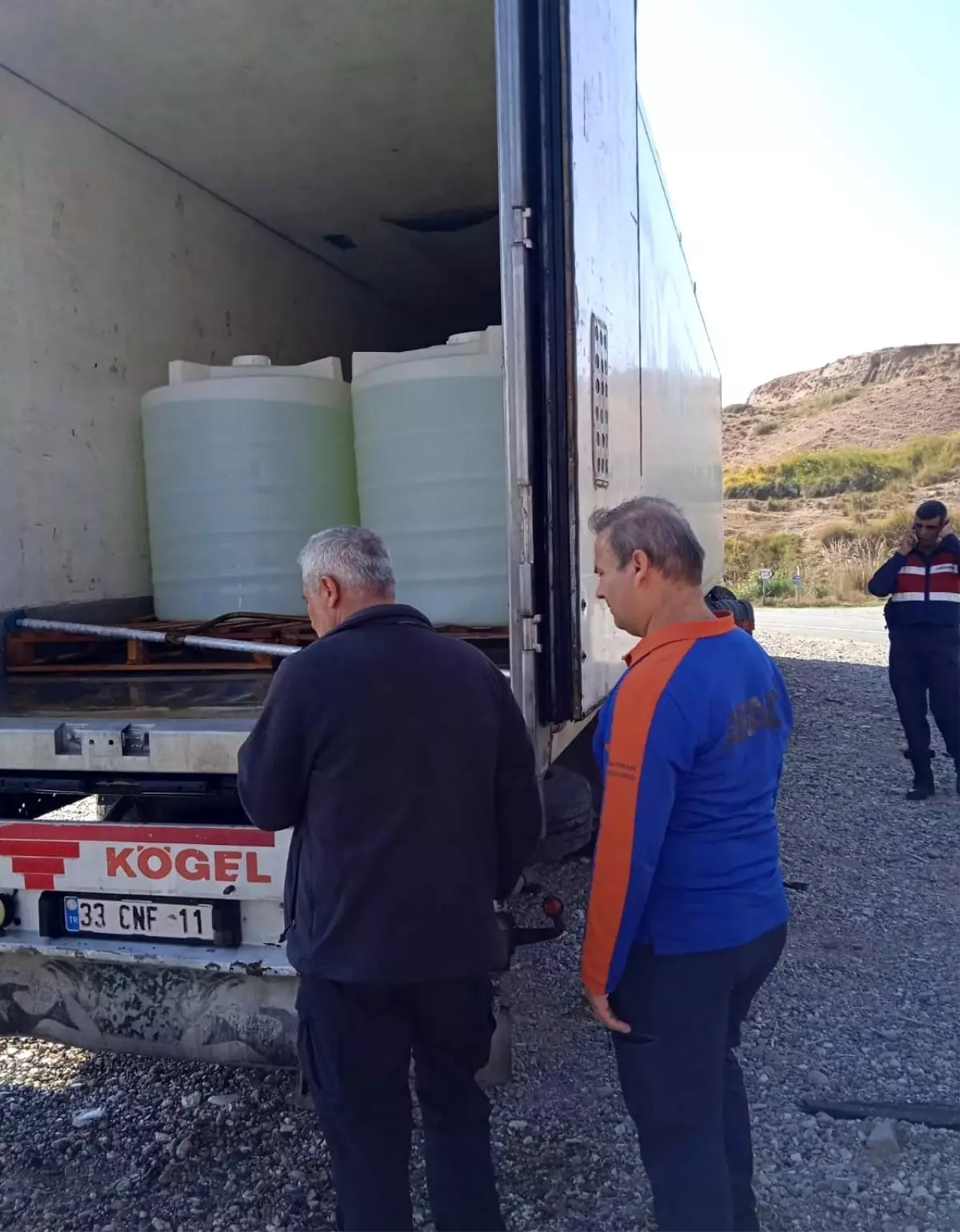 Batman'da asit bidonları taşıyan tırda sızıntı meydana geldi