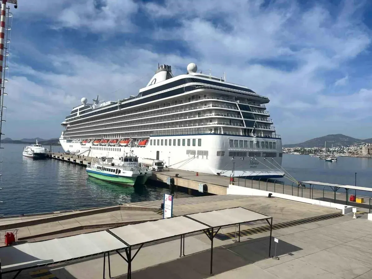 Marina İsimli Yolcu Gemisi Bodrum'a Bin 200 Yolcu Getirdi