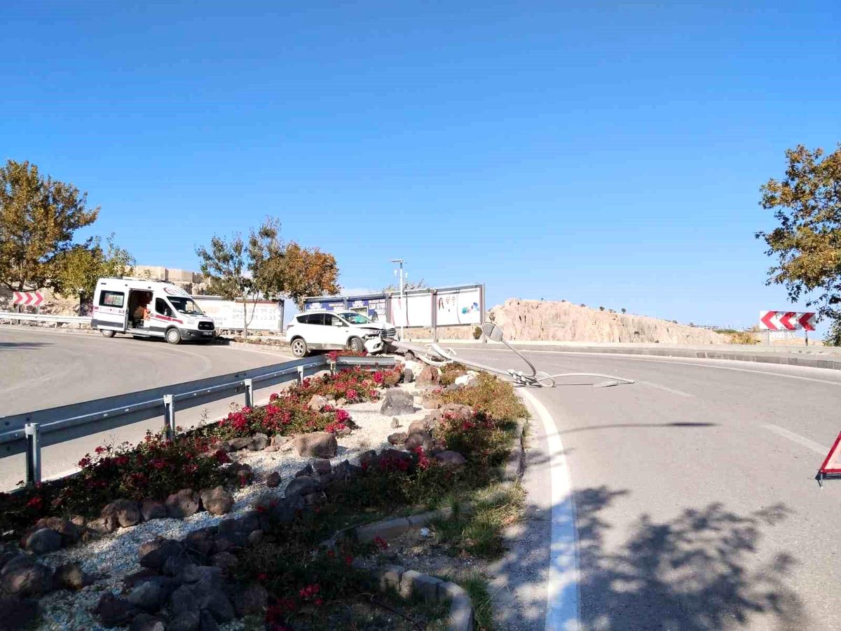 Elazığ'da Cip Kazası: 3 Kişi Yaralandı