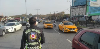 Fatih'te sivil trafik polislerince taksi sürücülerine denetim yapıldı
