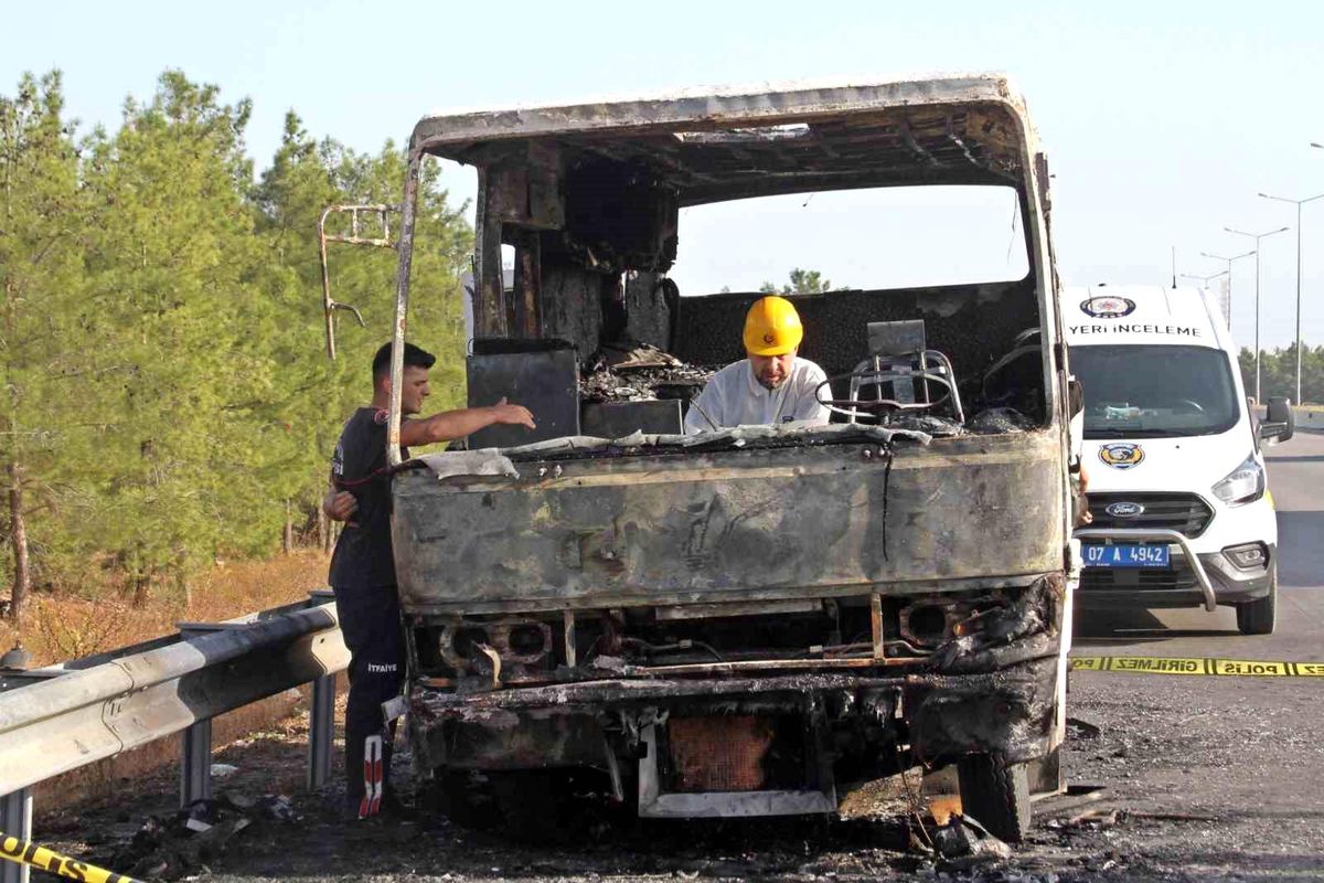 Antalya'da Karavana Çevrilen Midibüs Alev Aldı: Bir Kişi Hayatını Kaybetti