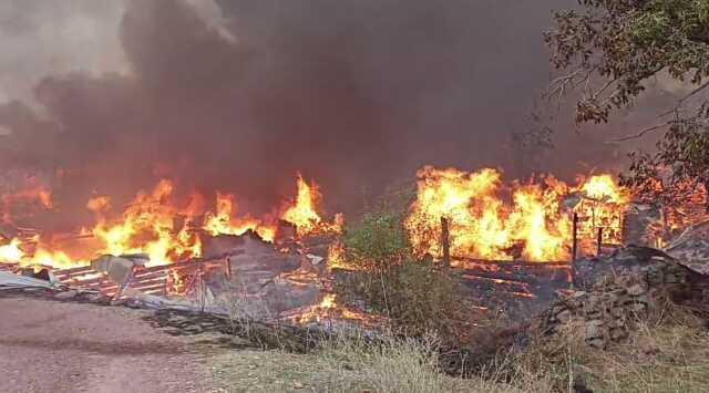 Kastamonu'da bir köyde çıkan yangında 40 ev ve ahır küle döndü