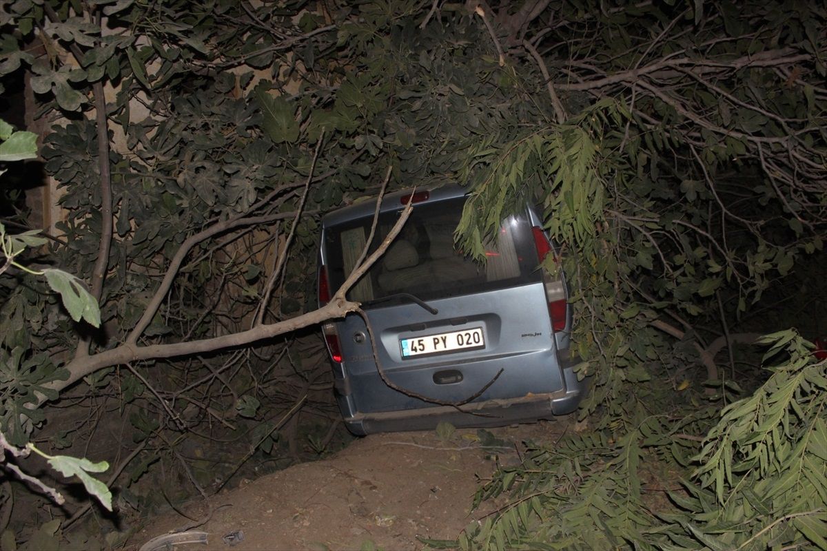 Salihli'de Motosiklet ile Hafif Ticari Araç Kafa Kafaya Çarpıştı: 1 Ölü, 1 Yaralı