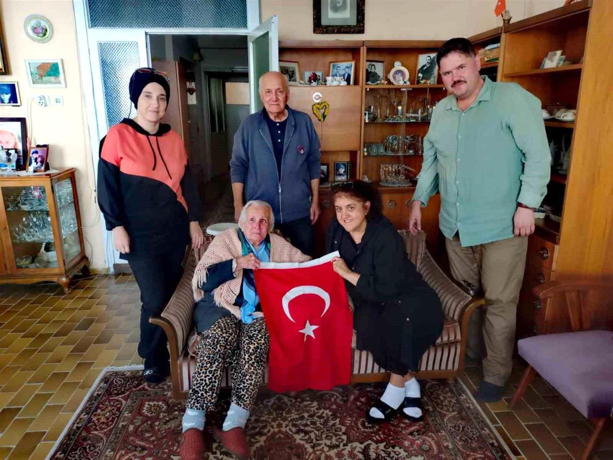 Şehre Vefa Meclisi'nden Cumhuriyet'le yaşıt ulu çınarlara vefa