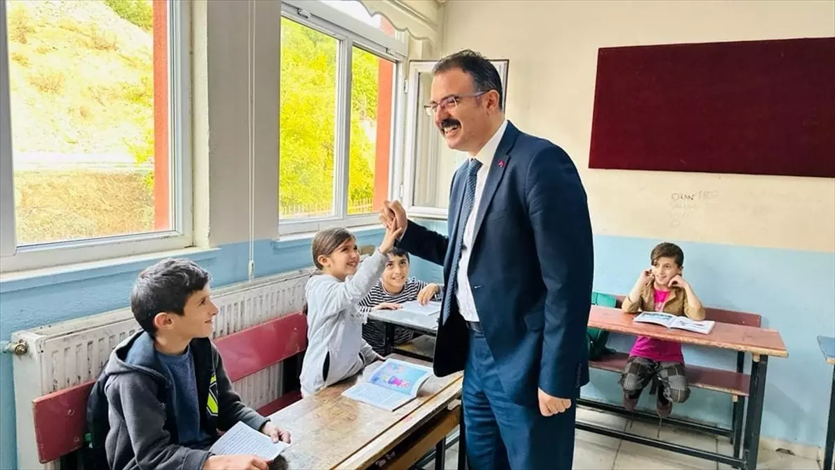Şemdinli Kaymakamı Ali Ekber Ateş, köy ve mezralardaki okulları ziyaret etti