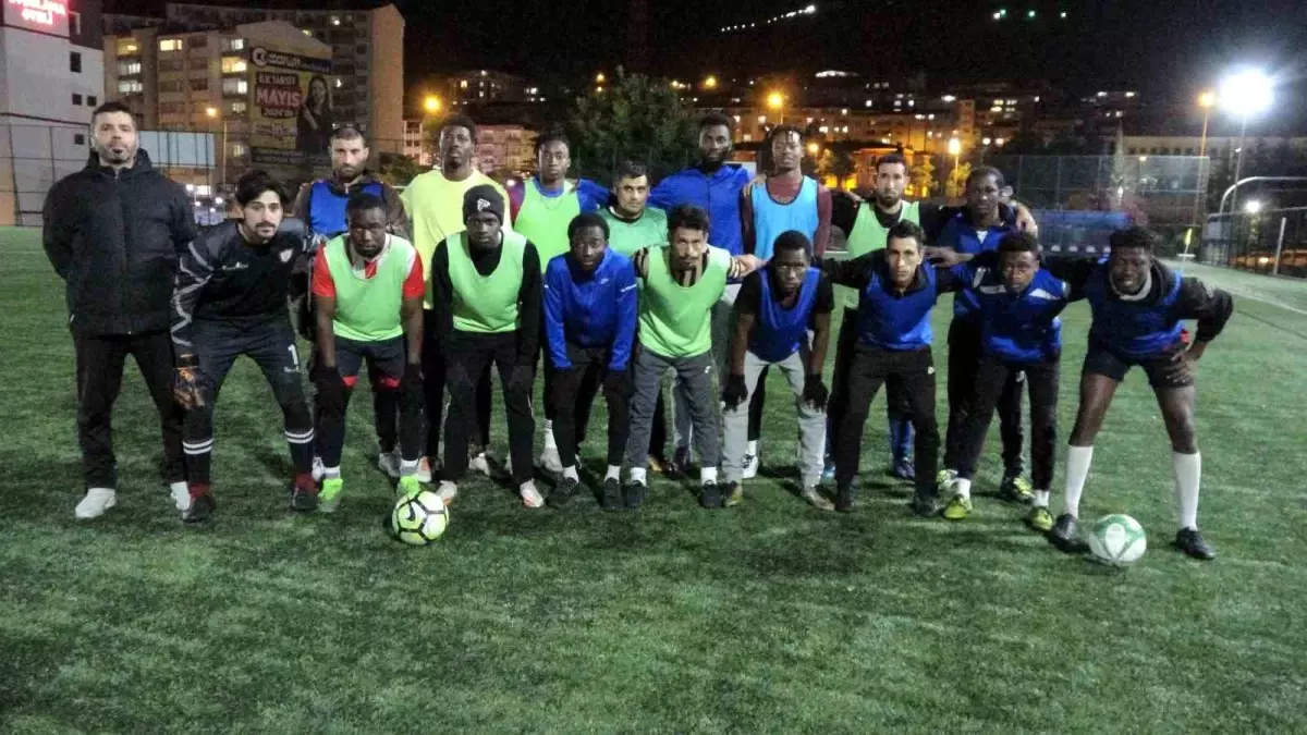 Iraklı ve Afrikalı Futbolcular Türkiye'de Yeşil Sahalarda Top Koşturuyor