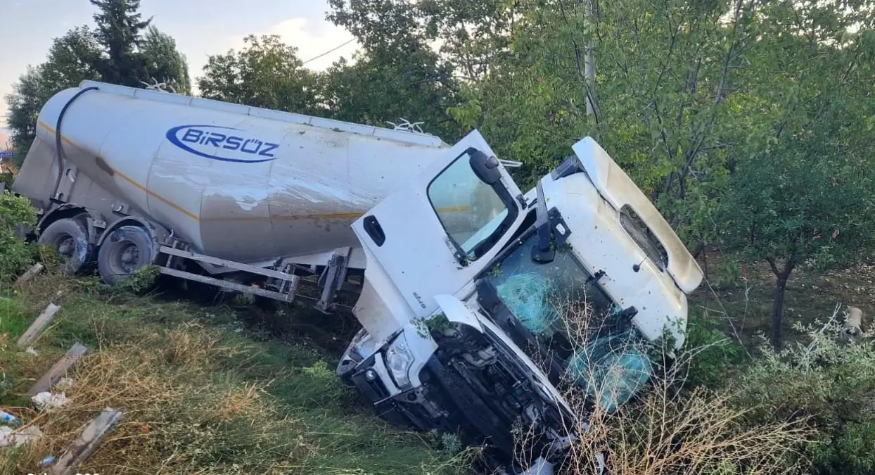 Adıyaman'da Tanker Devrildi: 1 Yaralı