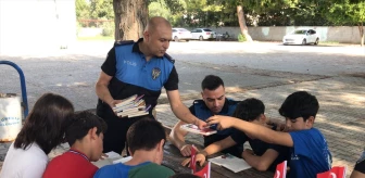 Adana'da Polisler Öğrencilerle Kitap Okudu
