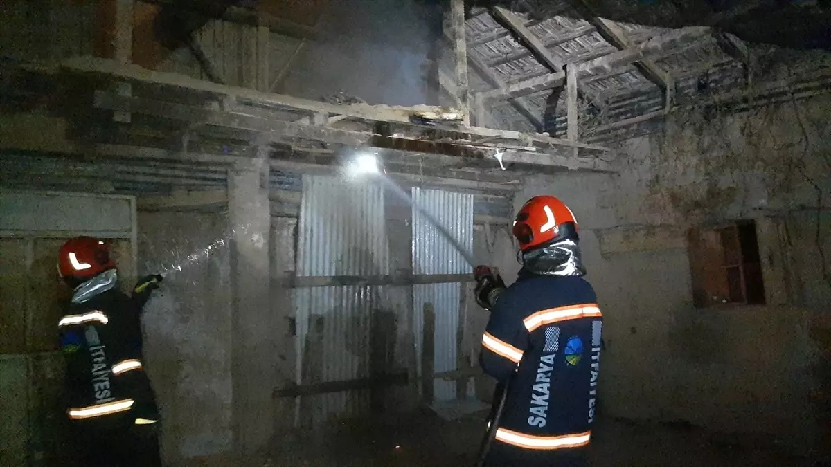 Akyazı'da boş atölyede çıkan yangın hafif hasara neden oldu