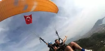 Gaziler Cumhuriyetin 100. Yılı'na özel yamaç paraşüt uçuşu gerçekleştirdi