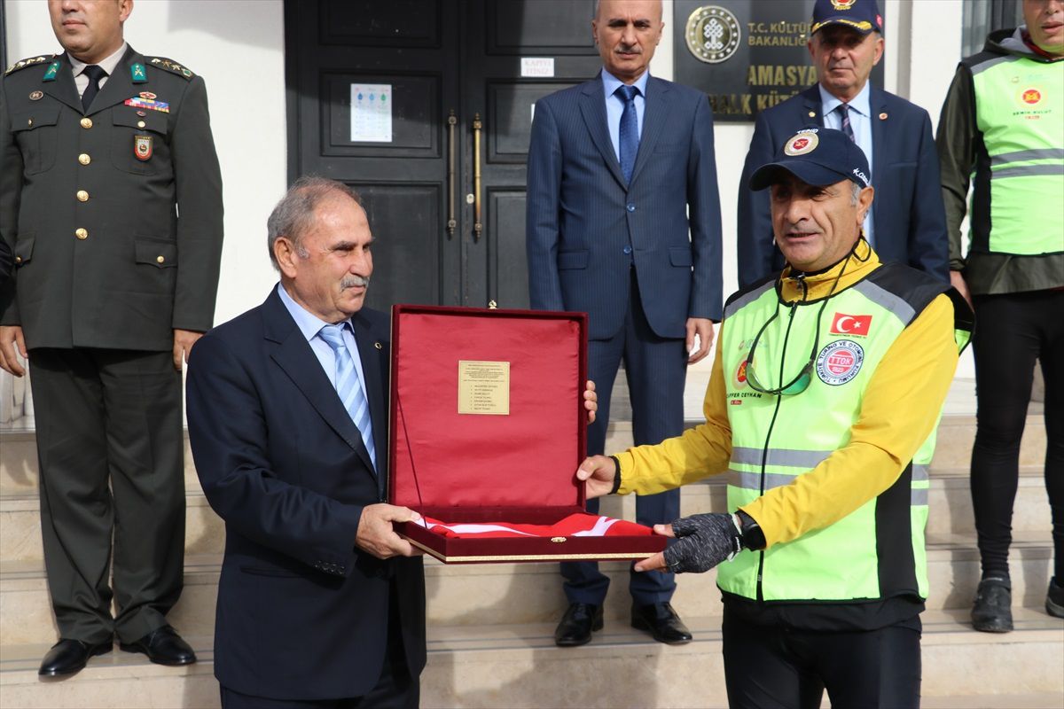 Bisikletliler Amasya Tamimi ve Türk bayraklarını Ankara'ya ulaştıracak