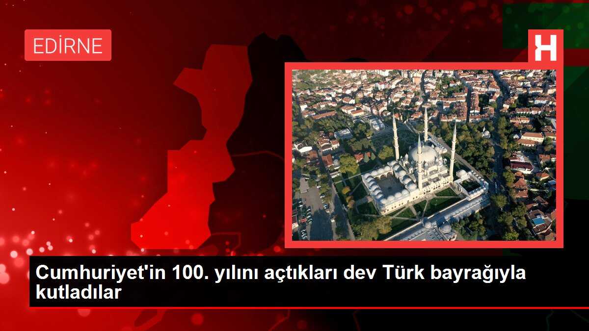 Cumhuriyet'in 100. yılını açtıkları dev Türk bayrağıyla kutladılar
