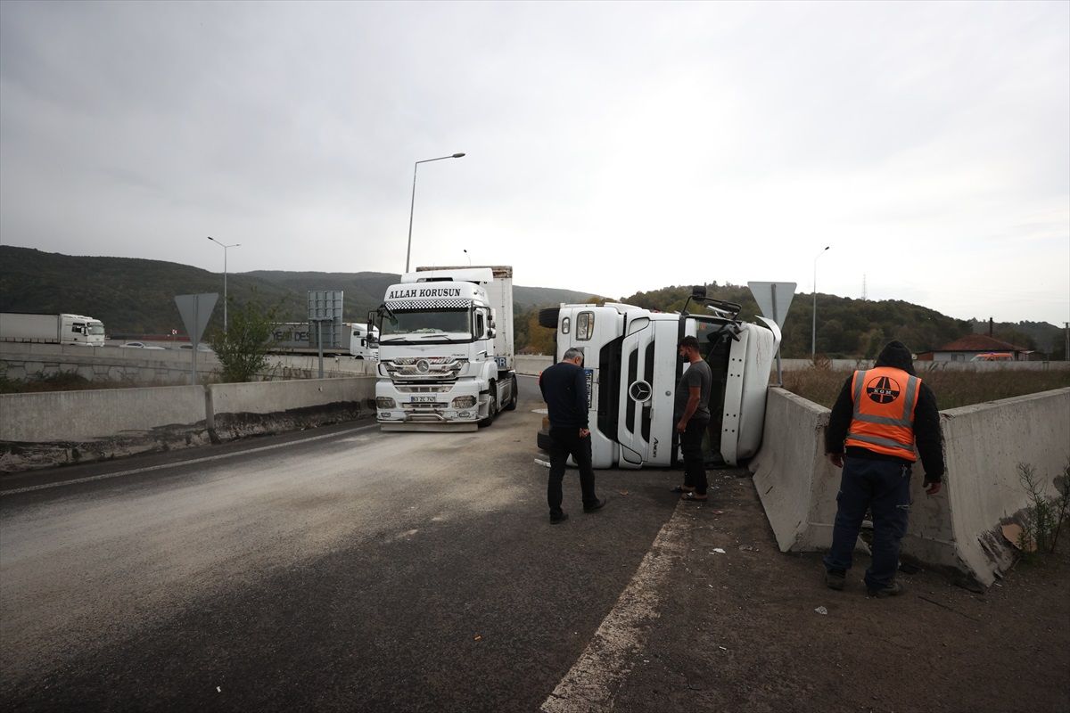 Düzce'de tır devrildi, sürücü yaralandı