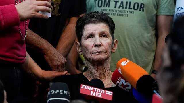 İsrail askerleri, esir alınan 2 Filistinliyi İsrail bayrağı önünde 'Yaşasın İsrail' demeye zorladı