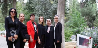 Ege Kadın Buluşması Platformu, Türkiye'nin ilk kadın Muhtarı Gül Esin'in mezarını ziyaret etti