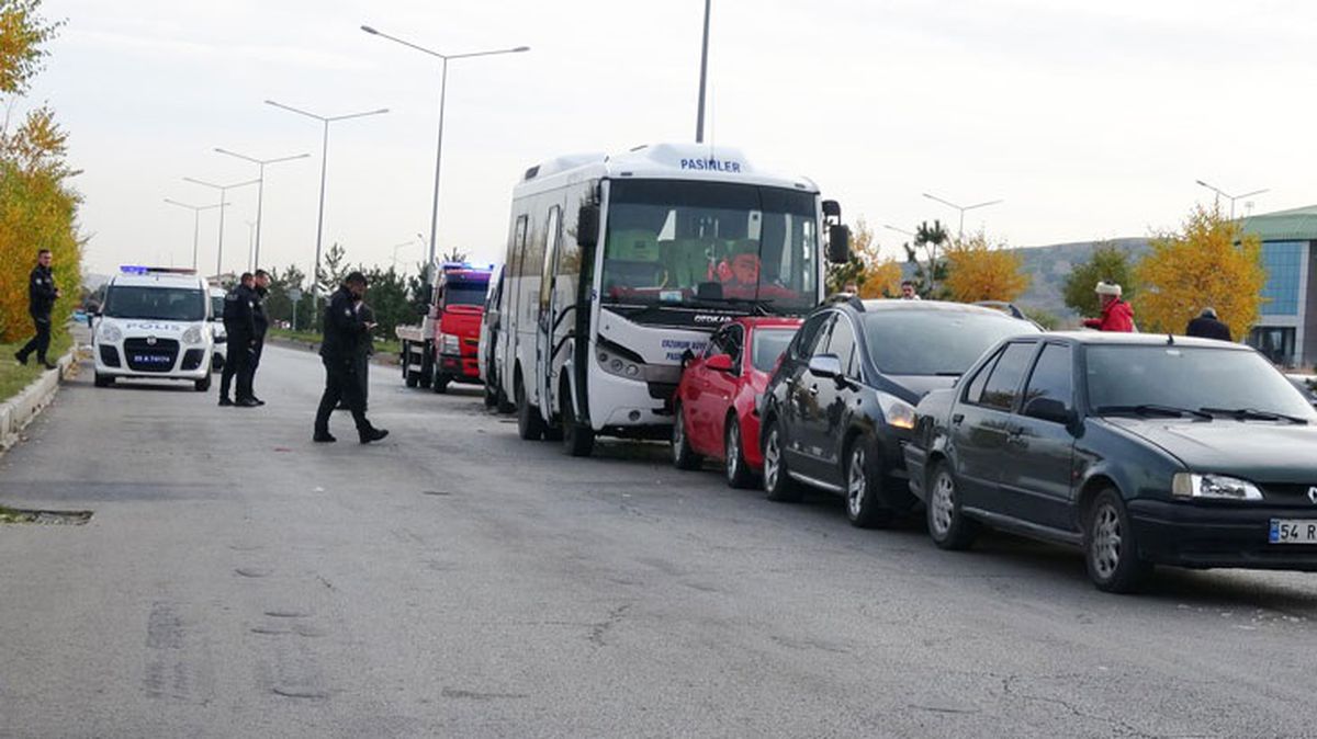 Servis minibüsü, halk otobüsü ve 3 otomobilin karıştığı zincirleme kazada 24 kişi yaralandı