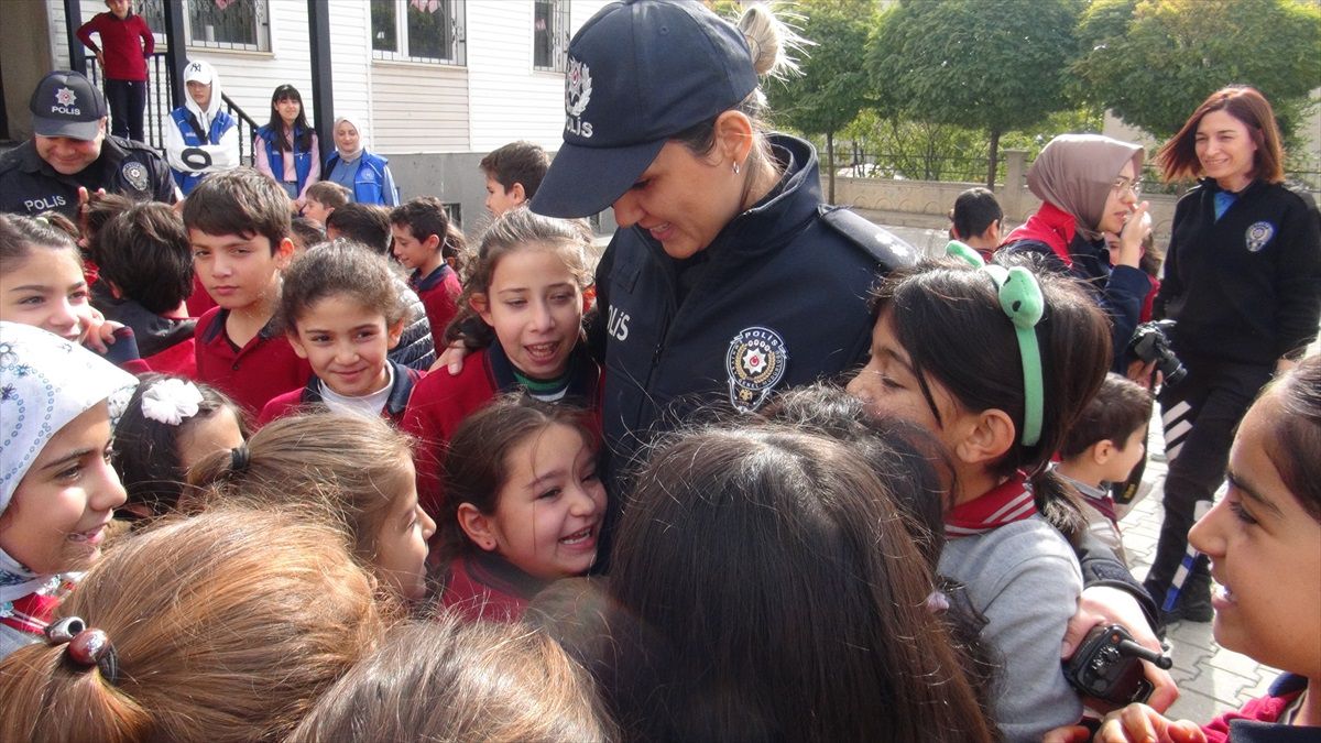 Tatvan İlçe Emniyet Müdürlüğü, öğrencilerle Cumhuriyet'in 100. yılını kutladı