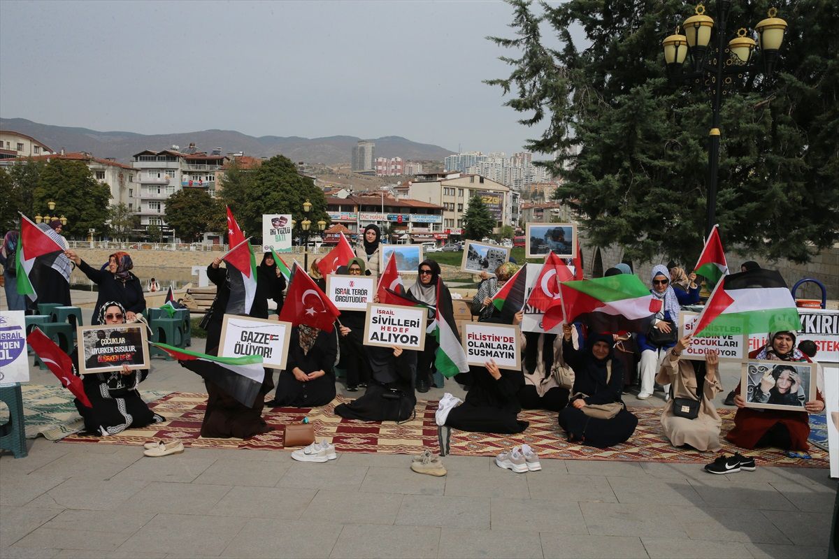 Tokat'ta İsrail'in Filistin'e yönelik saldırılarını protesto eden kadınlar oturma eylemi düzenledi