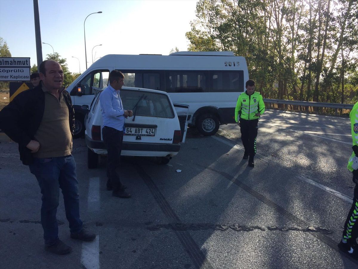 Afyonkarahisar'da minibüs ile otomobil çarpıştı, 1 kişi yaralandı