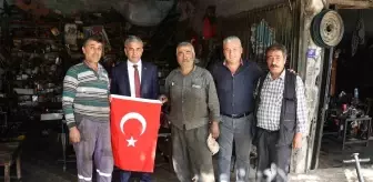 Başkan Kaplan, minibüsçü ve sanayi esnafına bayrak dağıttı