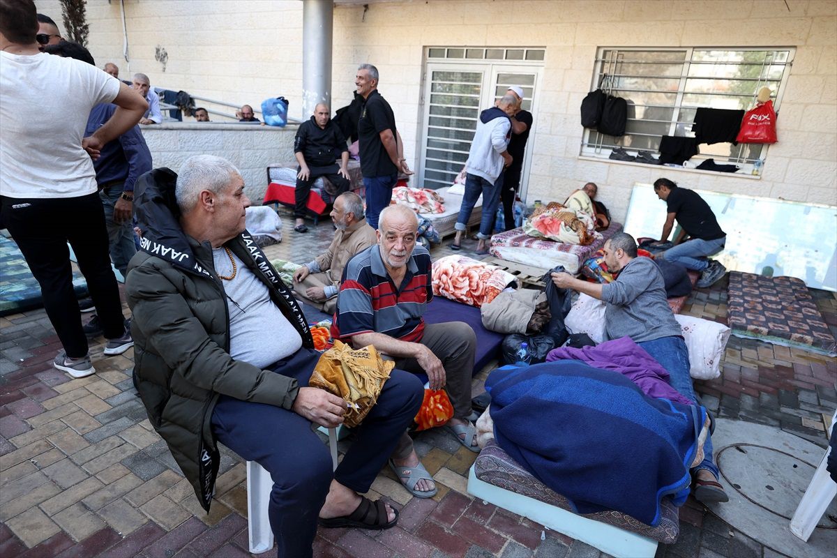 Batı Şeria'da mahsur kalan Gazzeli işçiler, ucunda ölüm de olsa ailelerinin yanına dönmek istiyor