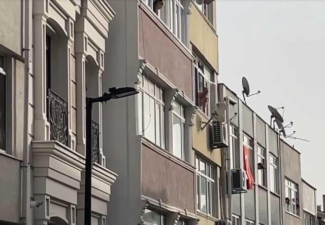 Beşiktaş'ta sinir krizi geçiren kişi evinden eşya atarak 3 araça zarar verdi