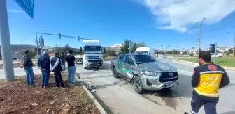 Burdur'da Tır ile Çarpışan Hafif Ticari Araç Sürücüsü Yaralandı