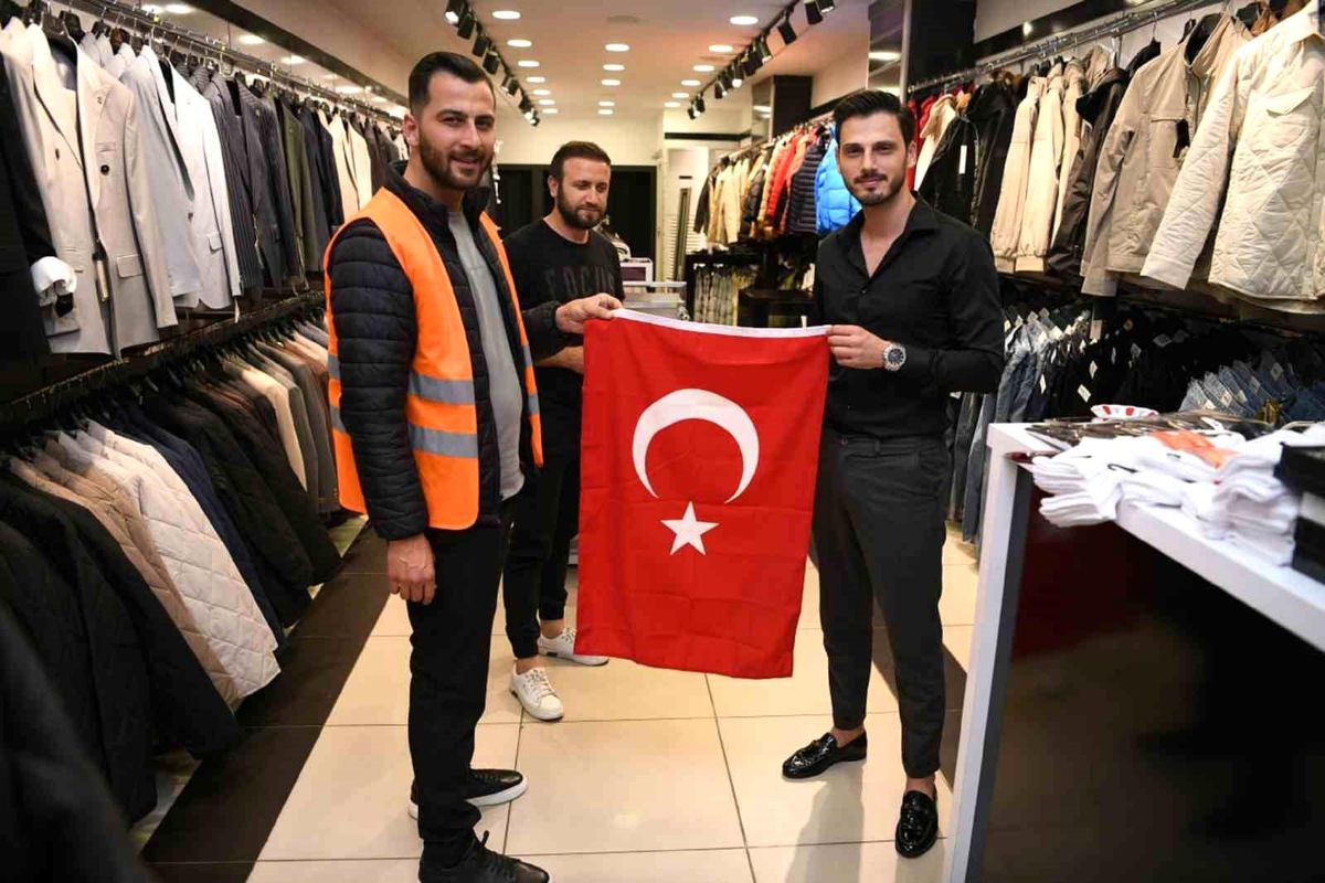 Çayırova Belediyesi, Cumhuriyet Bayramı öncesinde Türk bayrağı dağıttı