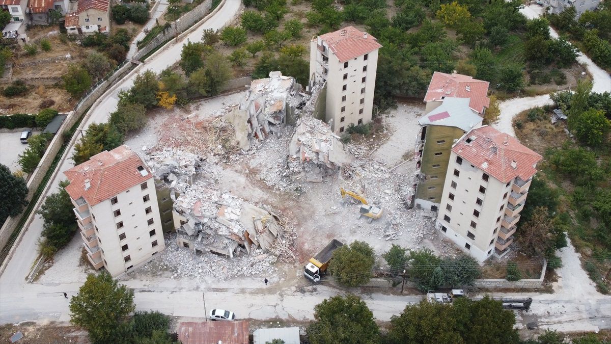 Darende'de deprem sonrası yıkım çalışmaları devam ediyor
