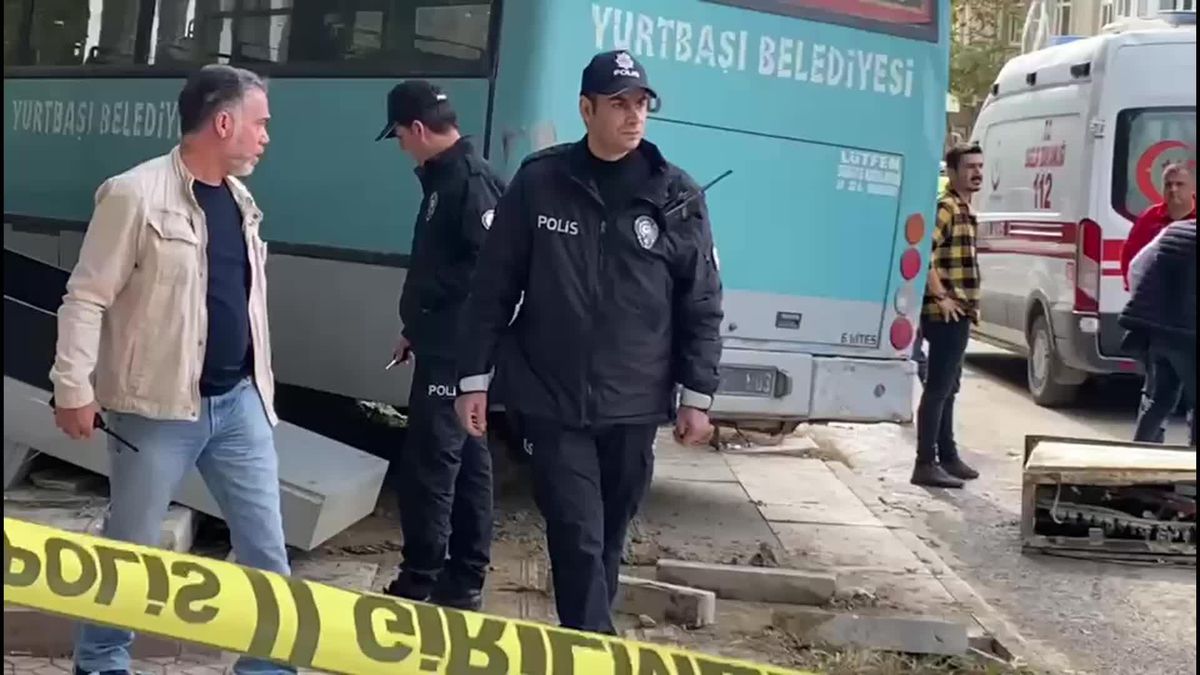 Elazığ'da Fidan Dikmeye Giden Öğrencileri Taşıyan Midibüsün Karıştığı Kazada 1 Kişi Hayatını Kaybetti