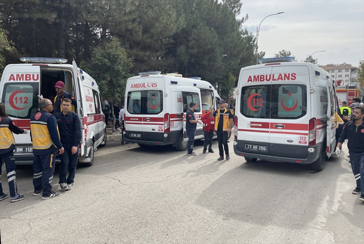 Elazığ'da freni patlayan midibüsün çarptığı araçlarda 16 kişi yaralandı
