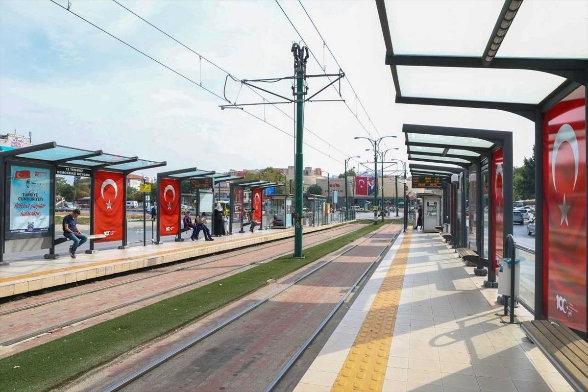 Gaziantep'te Cumhuriyet'in 100. yılı dolayısıyla cadde ve sokaklara Türk bayrağı asıldı
