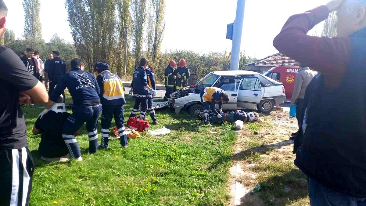 Kütahya'da Otomobil Kazası: 3 Kişi Yaralandı