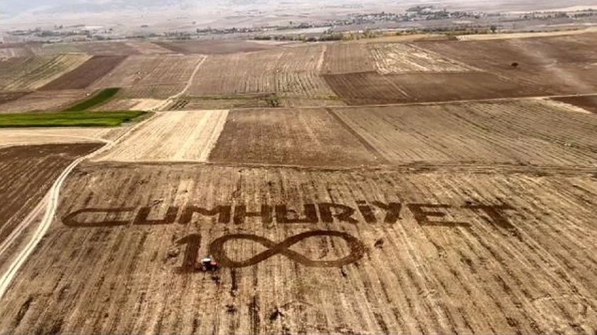 Helikopterle görevden dönen askerler, tarlasına 'Cumhuriyet' yazan çiftçiyi görüntüledi