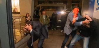 Gösterici, Hollandalı siyasetçi Thierry Baudet'ın kafasına şemsiye ile vurdu