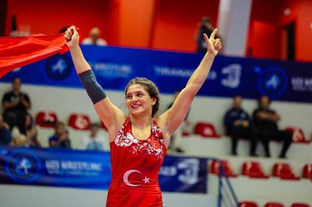Milli güreşçi Nesrin Baş üst üste 2. kez dünya şampiyonu oldu