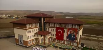 Sivas'ta öğrenciler Cumhuriyet'in ilanını duyuran temsili gazete dağıttı