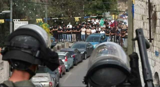 Son Dakika: Mescid-i Aksa'da cuma saatinde yine aynı manzara! İsrail polisi gaz bombası attı