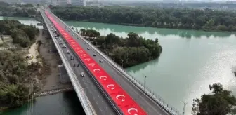 Adana 15 Temmuz Şehitler Köprüsü'ne dev bayrak
