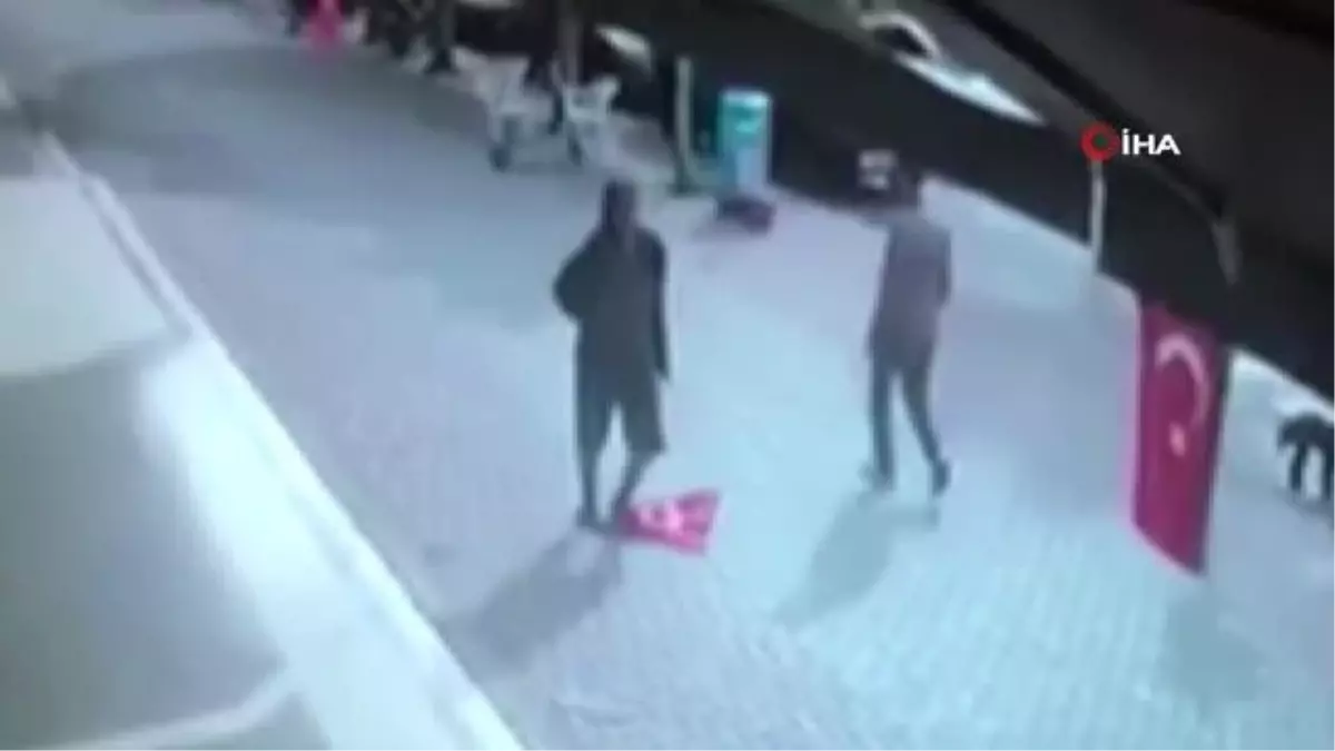 Akli dengesi yerinde olmayan kadın Türk bayrağını çiğnedi