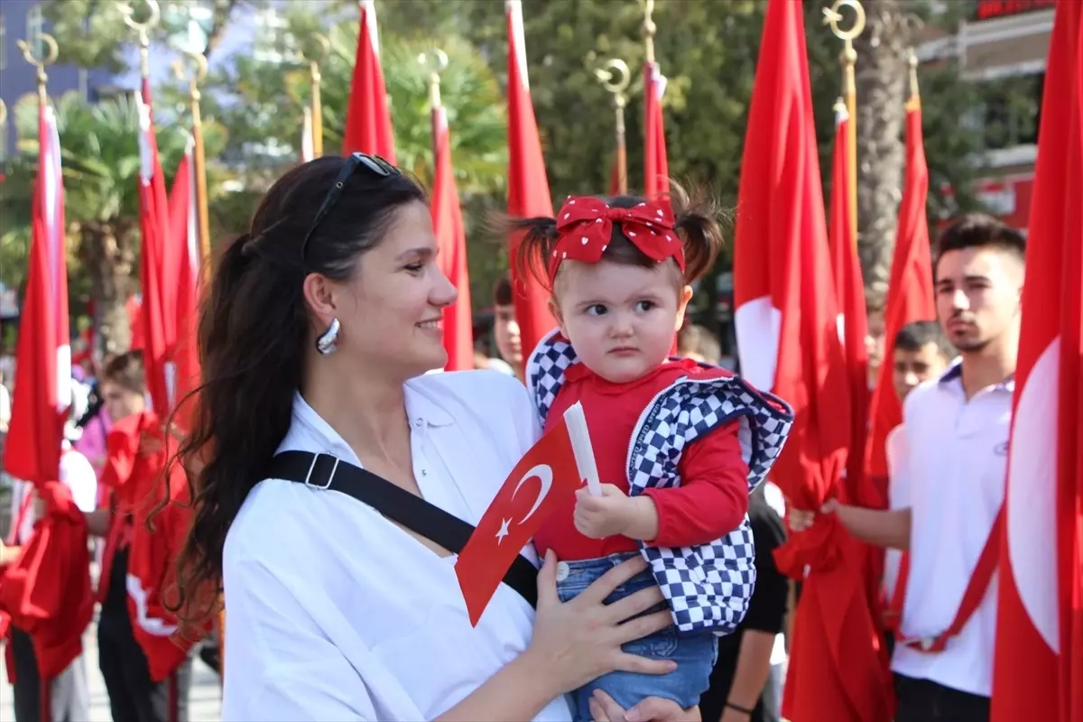 Bandırma'da Cumhuriyet'in 100. yıl dönümü kutlamalarında çelenk töreni yapıldı