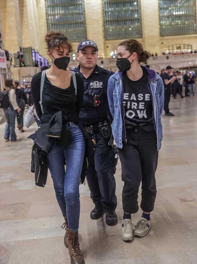 Barış yanlısı Yahudi gruplar, New York metrosunda toplandı! Çok sayıda kişi tutuklandı Barış yanlısı Yahudi gruplar, New York metrosunda toplandı! Çok sayıda kişi tutuklandı